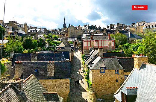 Historische geplaveide straat en middeleeuwse huizen in Dinan, stad in Bretagne.