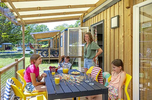 Stacaravan, terras op camping CAPFUN Ch�teau de Galin�e in SAINT CAST LE GUILDO (22).