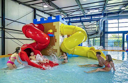 Waterglijbanen en overdekt zwembad voor kinderen op camping CAPFUN Ch�teau de Galin�e in SAINT CAST LE GUILDO (22).
