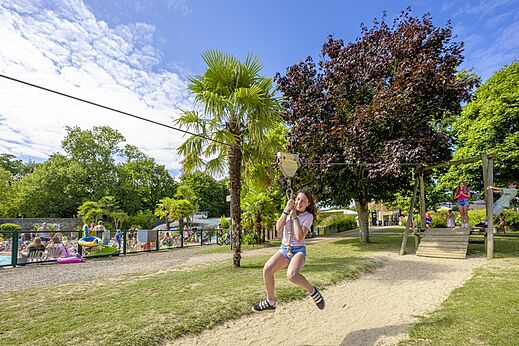 Zipline op camping CAPFUN Ch�teau de Galin�e in SAINT CAST LE GUILDO (22).