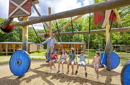 Grote originele schommel en lachende kinderen op camping CAPFUN Château de Galinée in SAINT CAST LE GUILDO (22).
