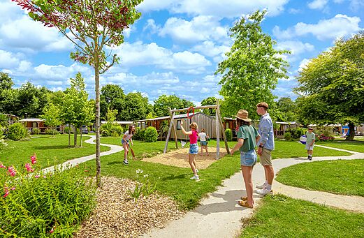 Speeltuin met schommel en kinderen op camping CAPFUN Château de Galinée in SAINT CAST LE GUILDO (22).