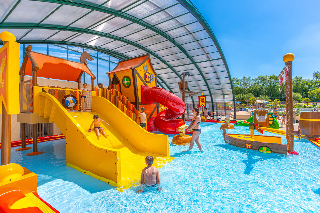 Overdekt zwembad, glijbanen, waterspelen bij CAPFUN Chateau d'Arvid Villerville (14).