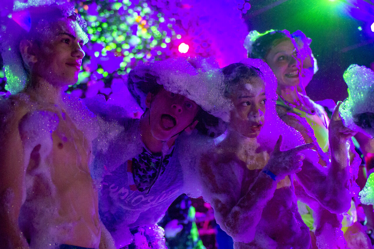 Levendig schuimfeest, jongeren en lichten op camping CAPFUN Chateau d'Arvid in Villerville (14).