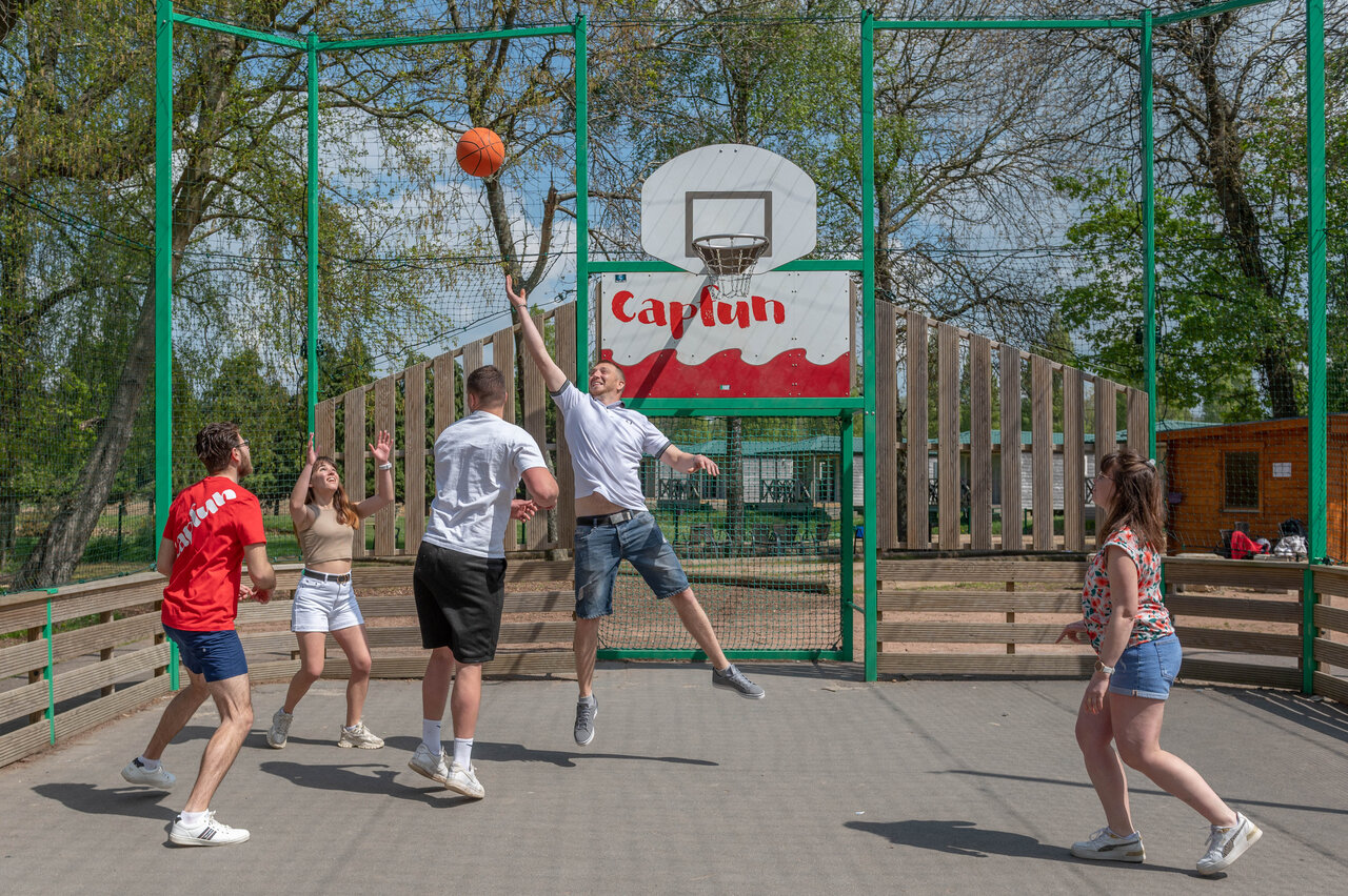 Basketbalwedstrijd op multisportterrein op camping CAPFUN Chateau d'Arvid in Villerville.