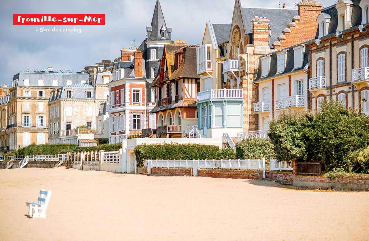 Strand van Trouville-sur-Mer met historische villa's, te bezoeken nabij de camping.