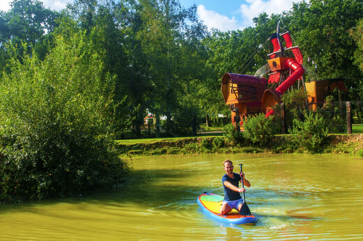 Paddleboard op water, piratenschip speeltuin CAPFUN Chateau d'Arvid Villerville (14).