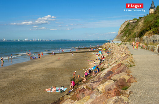 Zandstrand, zwemmers en zee op camping CAPFUN Chateau d'Arvid in Villerville.