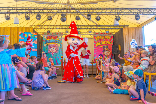 Animatie met mascotte en kinderen op podium bij camping CAPFUN Chateau d'Arvid in Villerville (14).