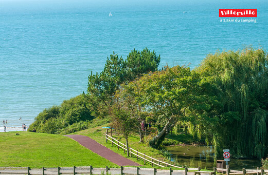 Strand van Villerville met toegangspad en turquoise zee, Normandi�.