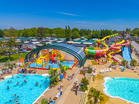 Zwembaden, glijbanen en waterspellen bij CAPFUN Chateau d'Arvid in Villerville (14).
