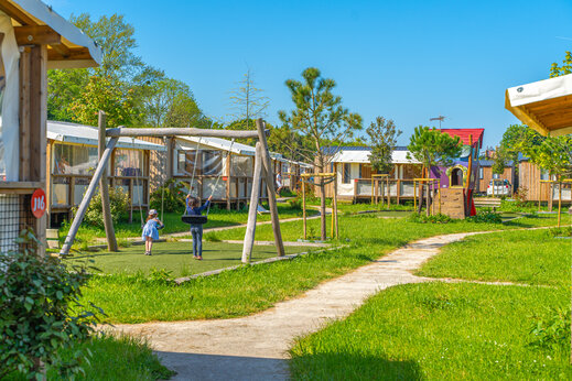 Schommels en speeltuin voor kinderen op camping CAPFUN Chateau d'Arvid in Villerville (14).