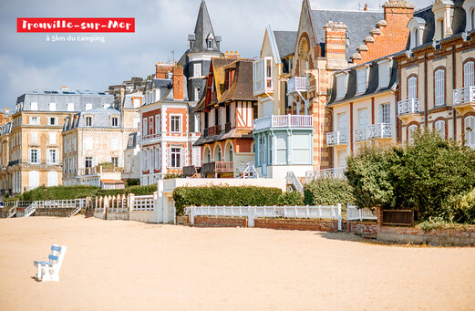Historische villa's en zandstrand in Trouville-sur-Mer, Normandi�.