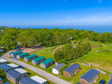 Camping CAPFUN Chateau d'Arvid: luchtfoto, stacaravans, vijvers en zee.
