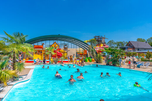 Buitenzwembad, glijbanen en waterspellen op camping CAPFUN Chateau d'Arvid in Villerville (14).