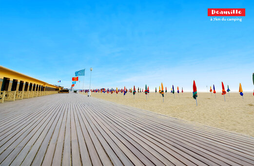 Promenade van Deauville met strandcabines en kleurrijke parasols in Normandi�.