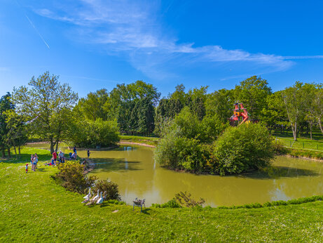 Vissen in vijver met familie en kinderen op camping CAPFUN Chateau d'Arvid in Villerville.