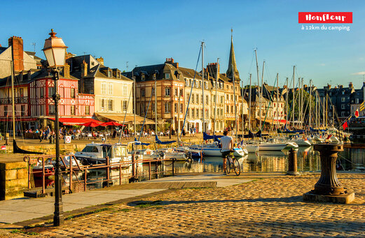 Pittoreske oude haven van Honfleur, Normandi�, met boten en kleurrijke huizen.