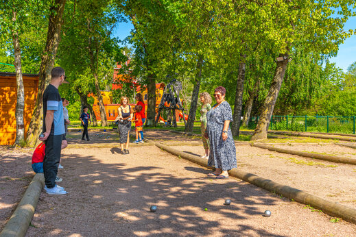 Levendig jeu de boules terrein op camping CAPFUN Chateau d'Arvid in Villerville (14).