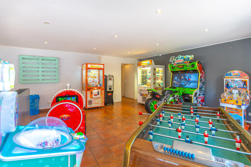 Speelzaal, tafelvoetbal en arcadekasten op camping CAPFUN Chateau d'Arvid in Villerville (14).