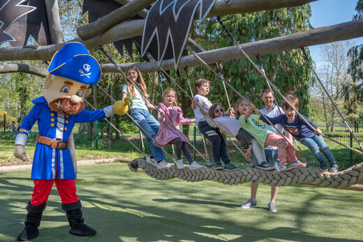Mascotte en kinderspellen op camping CAPFUN Chateau d'Arvid in Villerville.