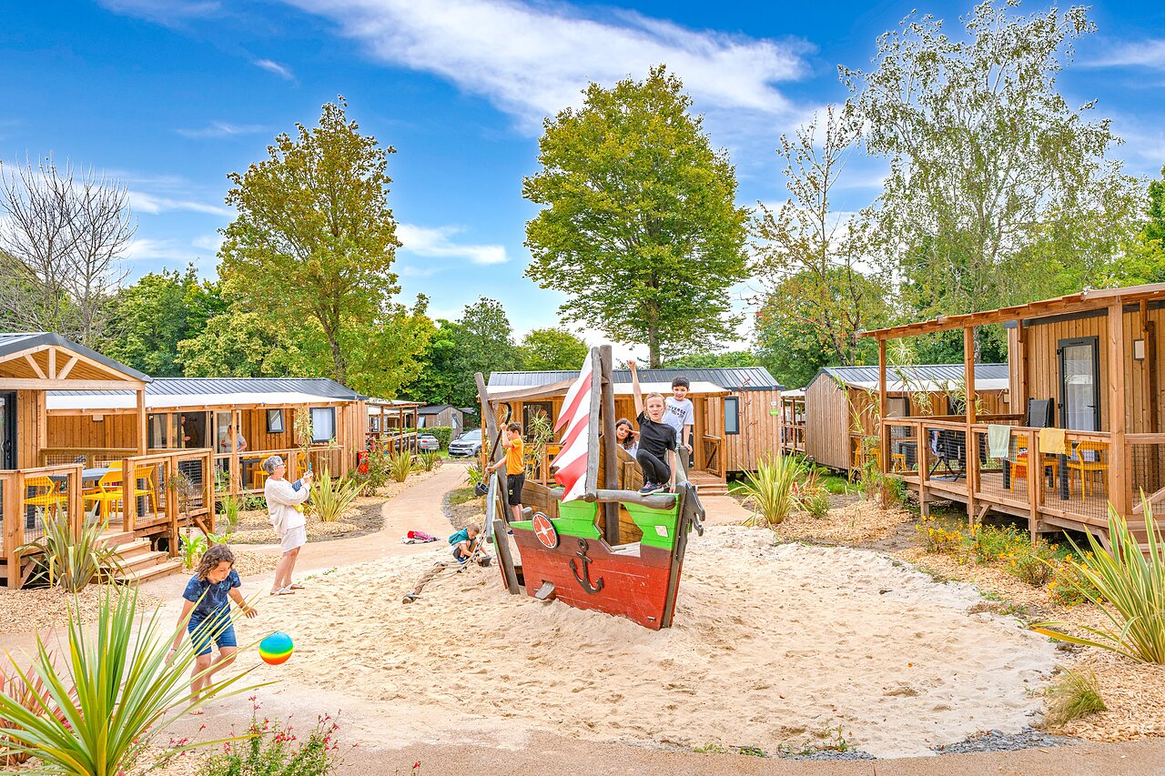 Mobil-homes, kinderspeeltuin op camping CAPFUN La Ch�naie PORNIC (44).
