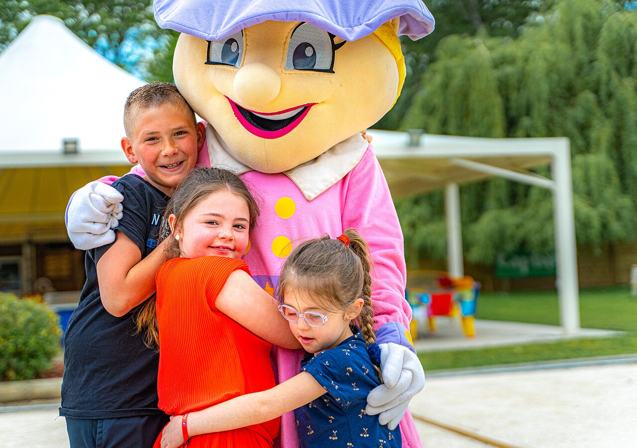 Campingmascotte met lachende kinderen, animatie CAPFUN La Ch�naie in PORNIC (44).