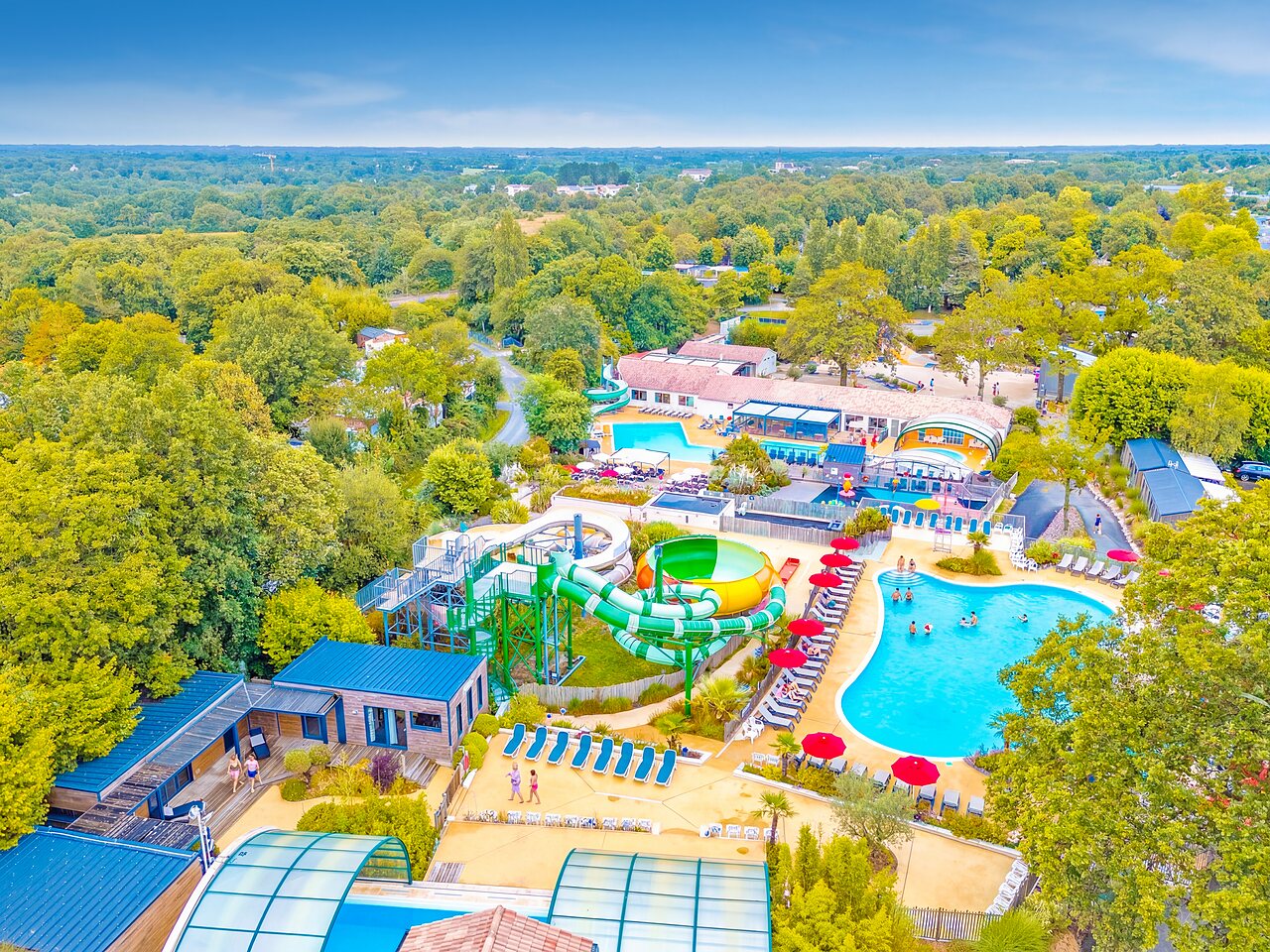 Waterpark met reuzenglijbanen en zwembaden op camping CAPFUN La Ch�naie in PORNIC (44).
