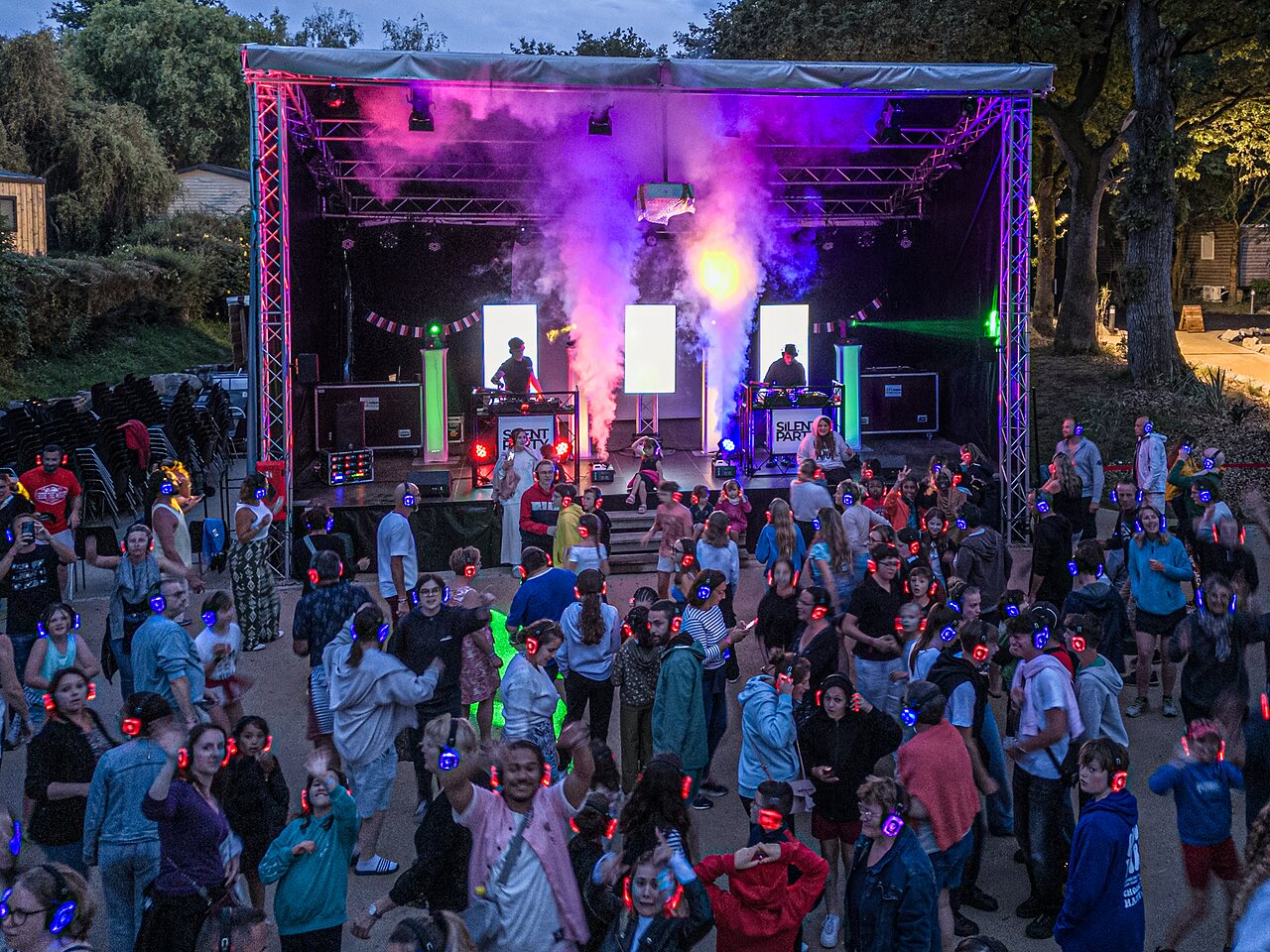 Gezellige Silent Disco avond voor kampeerders op camping CAPFUN La Ch�naie in PORNIC (44).