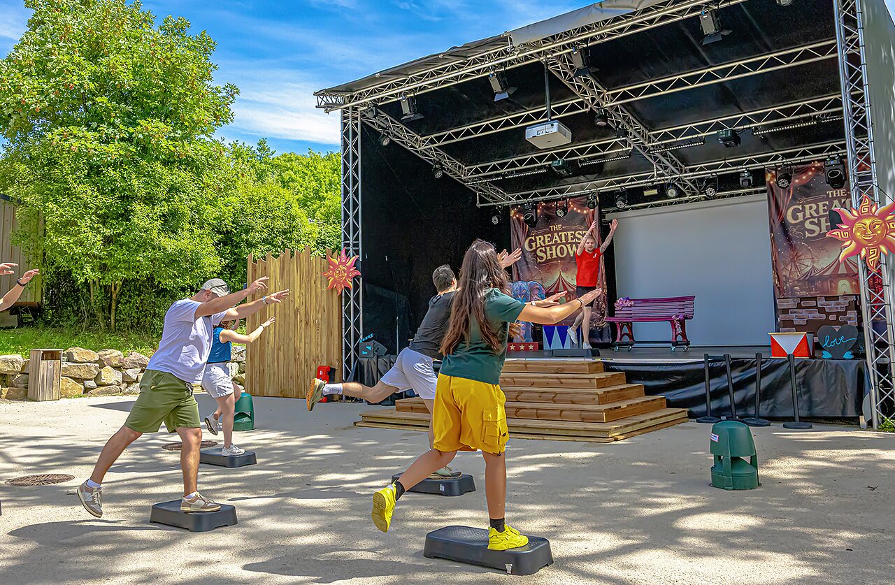 Outdoor fitness animatie op buitenpodium op camping CAPFUN La Ch�naie in PORNIC (44).