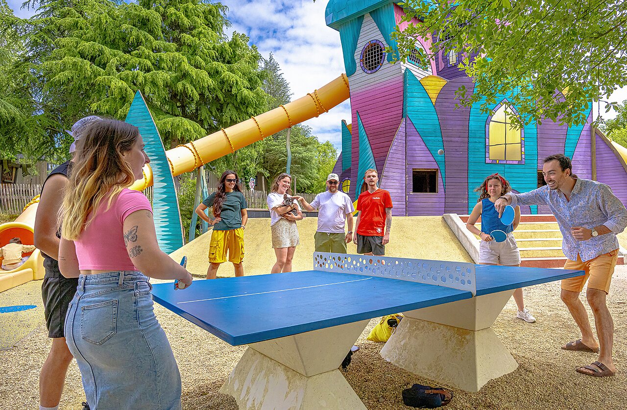 Tafeltennistafel en speeltuin met glijbaan op camping CAPFUN La Ch�naie in PORNIC.