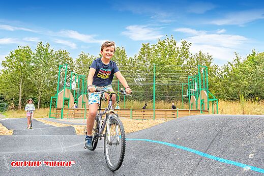 Pump track en kind op fiets op camping CAPFUN La Chênaie, PORNIC (44).