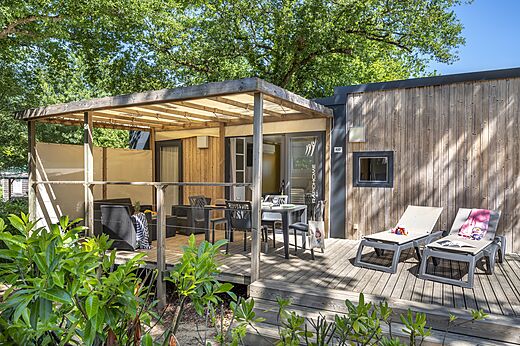 Modern stacaravan met ingericht terras op camping CAPFUN La Chênaie in PORNIC (44).
