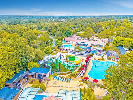 Zwembaden, glijbanen, luchtfoto op camping CAPFUN La Ch�naie in PORNIC (44).