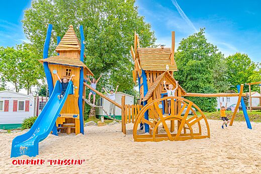 Houten speeltuin, glijbaan, blije kinderen op CAPFUN La Chênaie PORNIC.