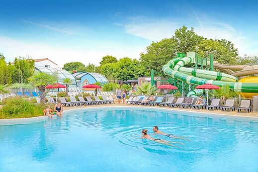 Buitenzwembad, reuzenglijbanen en stoelen op camping CAPFUN La Ch�naie PORNIC (44).