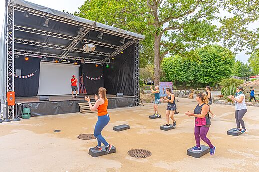 Fitness animatie op podium met animator op camping CAPFUN La Chênaie in PORNIC.