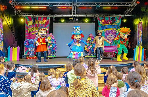 Animatievoorstelling met mascottes voor kinderen op camping CAPFUN La Chênaie in PORNIC (44).