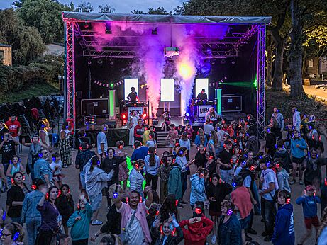 Silent Party avond met DJ en dansers op camping CAPFUN La Chênaie in PORNIC (44).