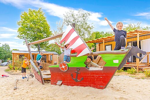 Kinderen op piratenschip speeltuin op camping CAPFUN La Chênaie in PORNIC.