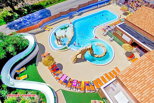 Waterpark met zwembaden en glijbanen op camping CAPFUN La Ch�naie in PORNIC (44).