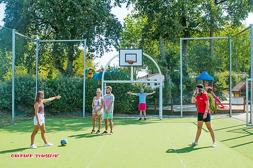Multisportterrein met basketbal en voetbal op camping CAPFUN La Chênaie in PORNIC (44).