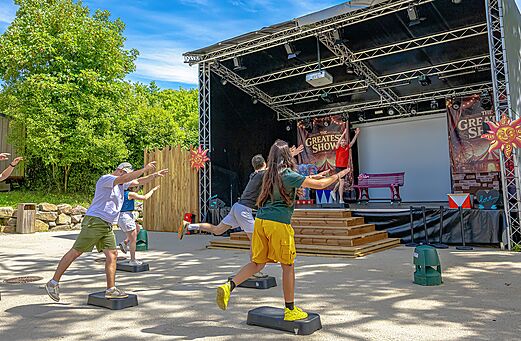Outdoor fitness animatie op buitenpodium op camping CAPFUN La Chênaie in PORNIC (44).