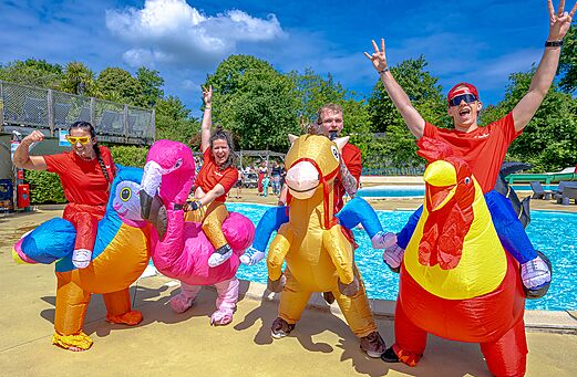 Feestelijke animatie met opblaasbare kostuums op camping CAPFUN La Chênaie in PORNIC.