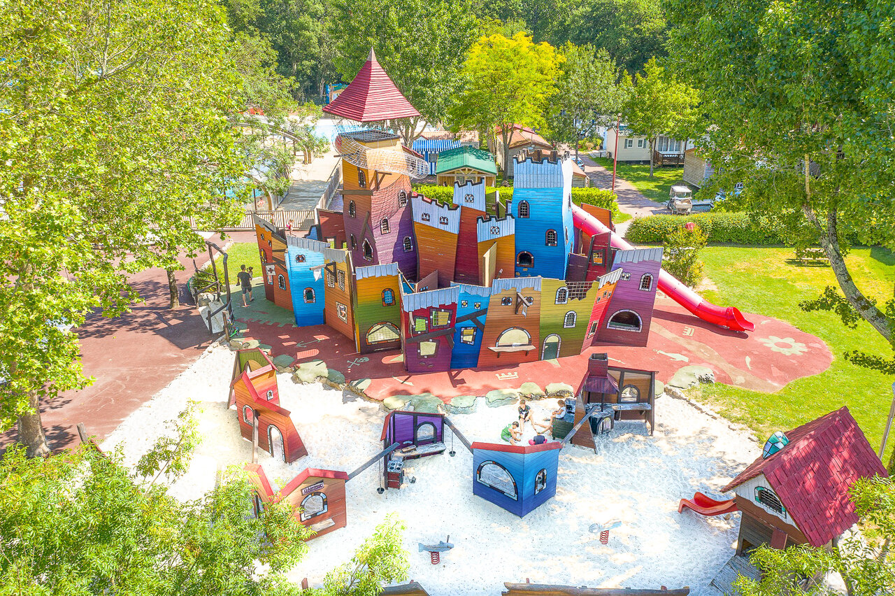 Grote kleurrijke speeltuin met glijbanen op camping CAPFUN Ch�nes in Medis/Royan (17).