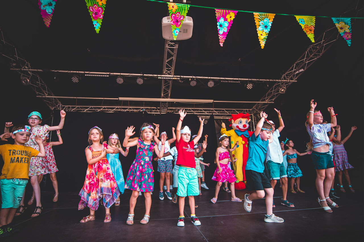 Kindershow met animator en mascotte op podium op camping CAPFUN Ch�nes in Medis/Royan (17).