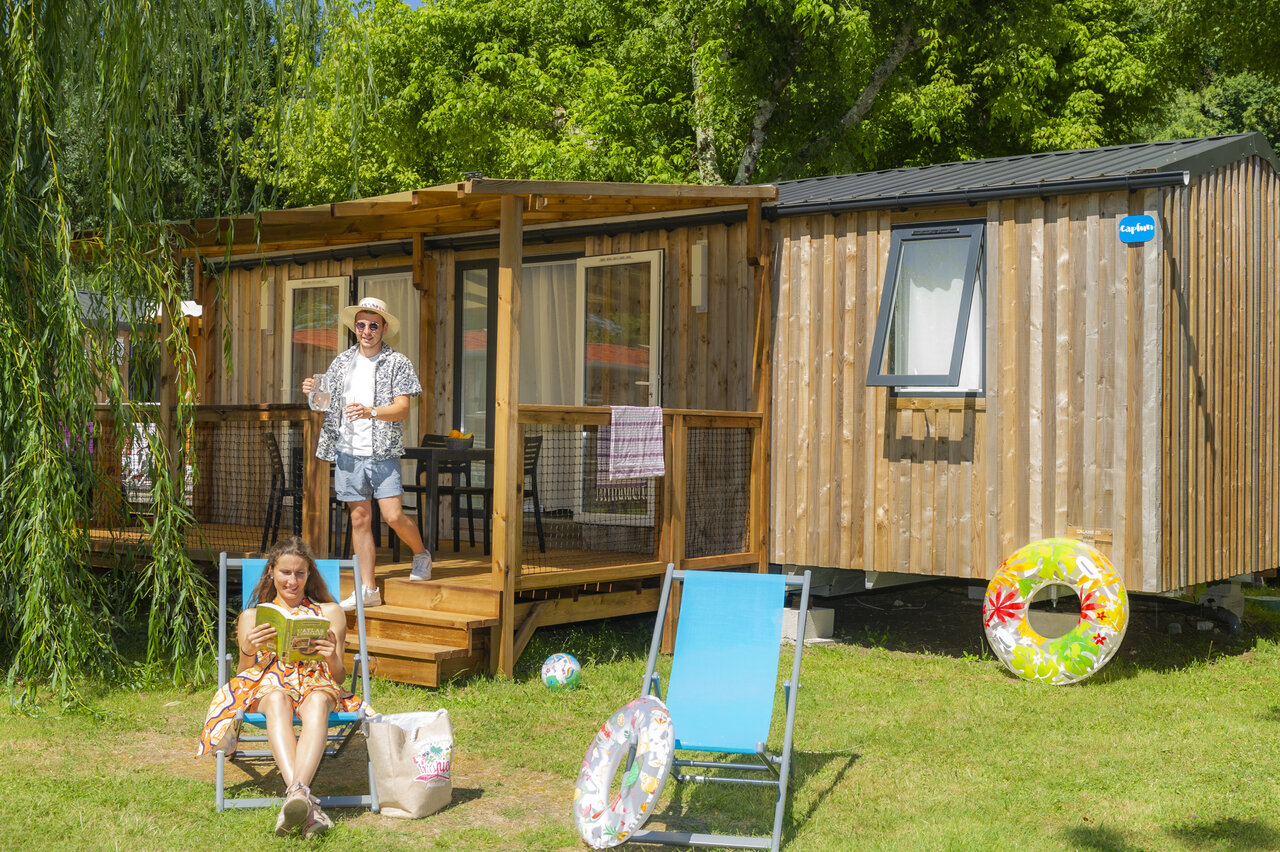 Moderne stacaravan met terras, stel ontspant op camping CAPFUN Ch�nes in Medis/Royan (17).