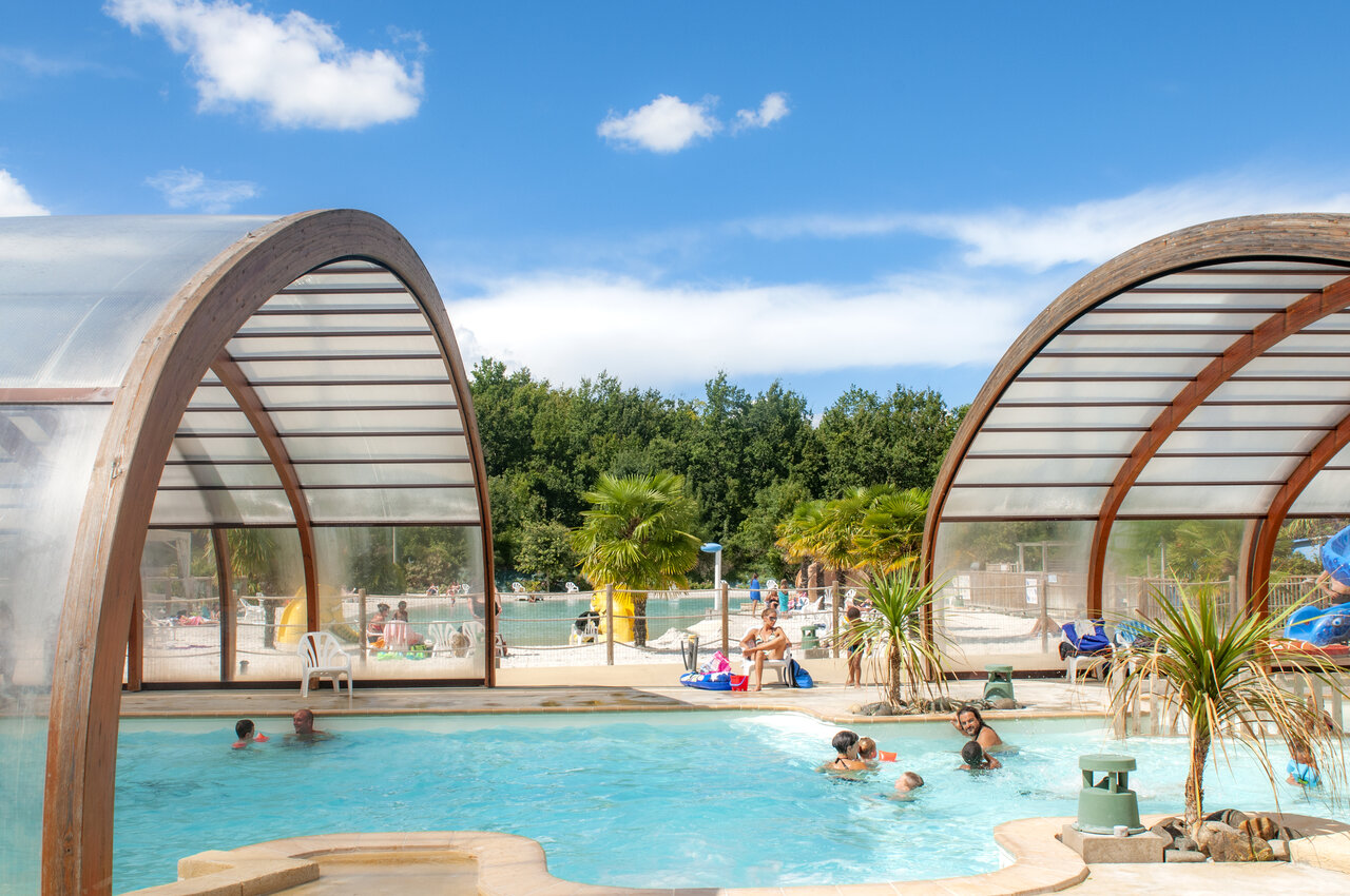 Overdekte en buitenbaden, waterspellen op camping CAPFUN Ch�nes in Medis/Royan.