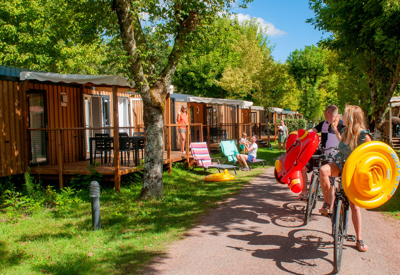 Houten Mobil-homes, familie op fiets met zwembanden op CAPFUN Ch�nes Medis/Royan (17).
