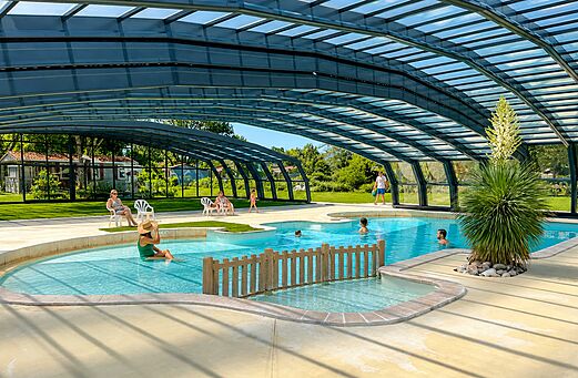 Overdekt en openlucht zwembad met peuterbad op camping CAPFUN Chênes Medis/Royan (17).